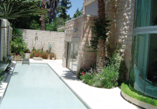 частный бассейн с подъемным дном в Израиле