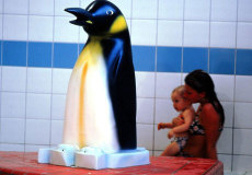 фигурка пингвин в бассейн