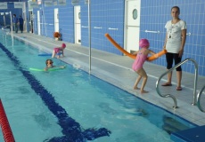 различные занятия с детьми в бассейне